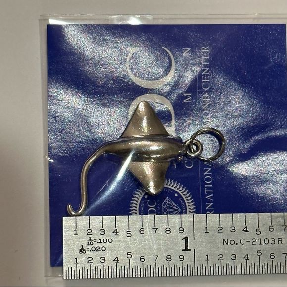 Stingray Necklace Silver Tone Pendant Charm - Picture 5 of 5